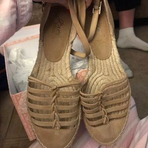 Badgley Mischka jewel sand suede sandals size 8